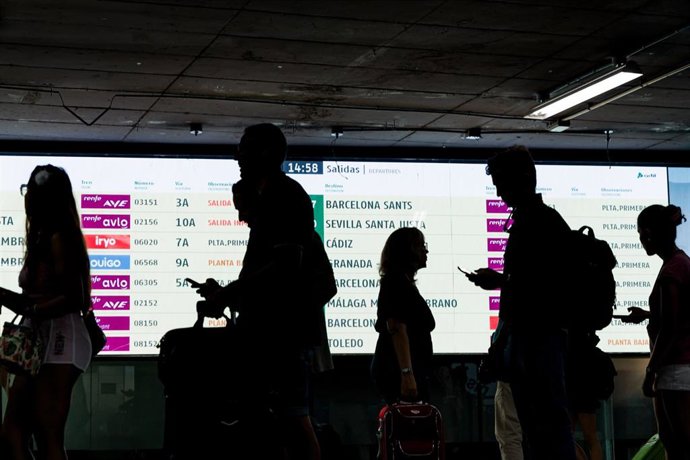 Archivo - Decenas de personas en la estación de trenes Puerta de Atocha-Almudena Grandes, a 24 de julio de 2025, en Madrid (España).
