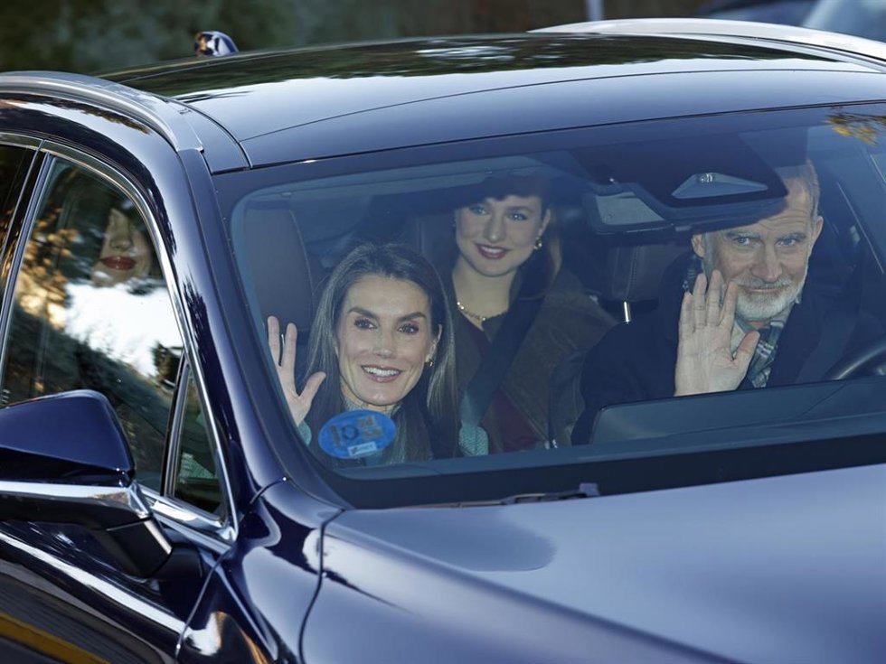 Felipe VI y Letizia, junto a Leonor y Sofía, no fallan a su cita del roscón en casa de Jesús Ortiz