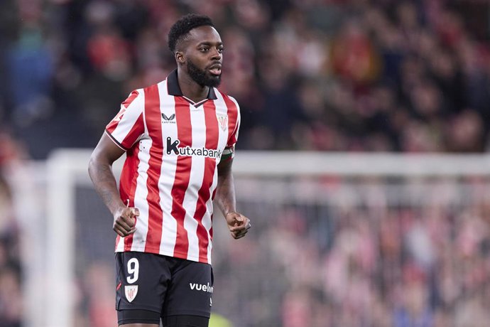 Inaki Williams, do Athletic Club, observa durante a partida da LaLiga EA Sports entre Athletic Club e RCD Espanyol no San Mames em 22 de dezembro de 2025, em Bilbao, Espanha.