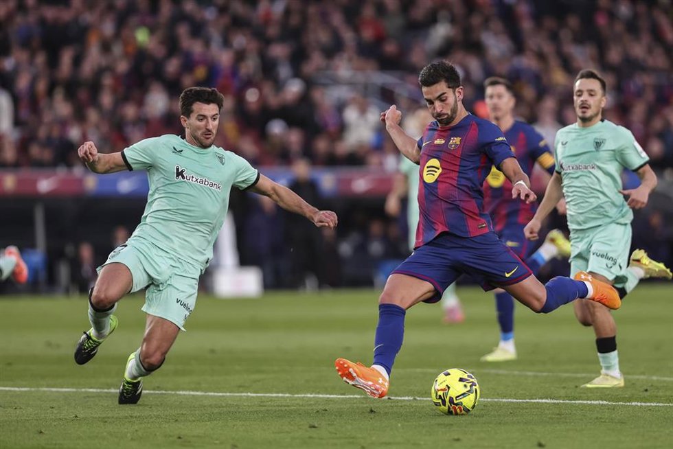 Archivo - Ferran Torres (FC Barcelona), ante Dani Vivian (Athletic Club), en el Spotify Camp Nou. 