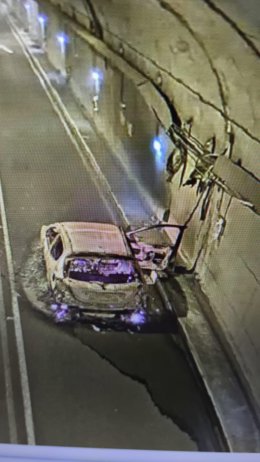Vehículo incendiado en accidente en el túnel de Bielsa.
