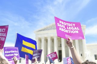 Archivo - 21 May 2019, US, Washington: A pro-Choice protester holds a placards during a rally at the Supreme Court. Abortion rights supporters held protests in major cities across the United States to voice opposition to newly passed restrictive abortion 