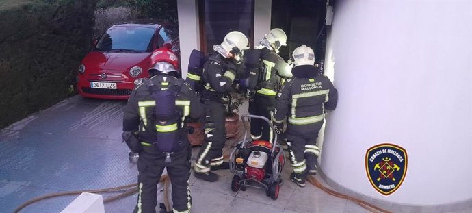 Efectivos de bomberos durante la actuación.