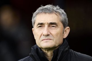 Ernesto Valverde head coach of Athletic Club looks on prior to the LaLiga EA Sports match between CA Osasuna and Athletic Club at El Sadar on January 3, 2026, in Pamplona, Spain.