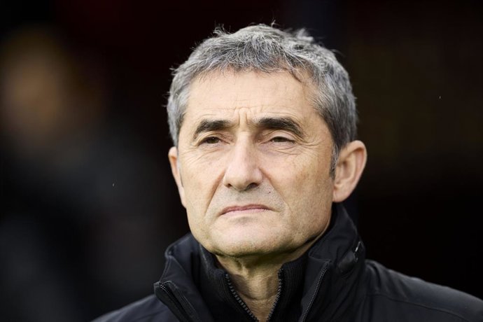 Ernesto Valverde head coach of Athletic Club looks on prior to the LaLiga EA Sports match between CA Osasuna and Athletic Club at El Sadar on January 3, 2026, in Pamplona, Spain.