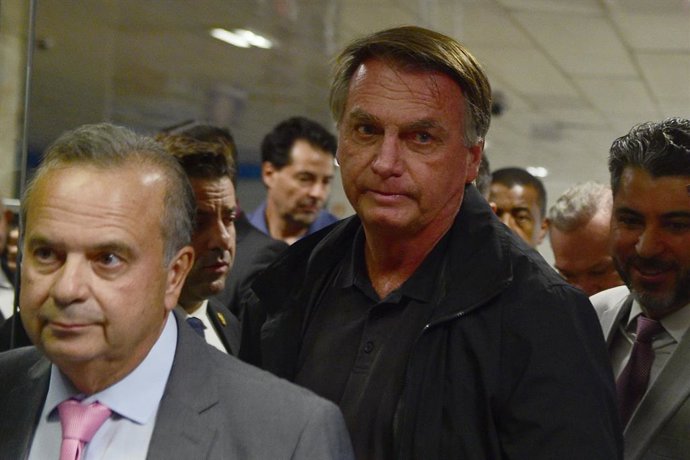 Archivo - BRASILIA, Feb. 19, 2025  -- Brazilian former President Jair Bolsonaro (C) is pictured at the National Congress building in Brasilia, Brazil, Feb. 18, 2025.   Brazil's prosecutor-general has filed criminal charges against former President Jair Bo