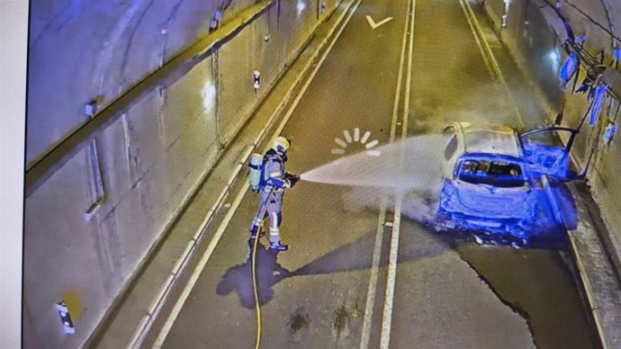 Un bombero extingue el vehículo incendiado en el túnel de Bielsa-Aragnouet.