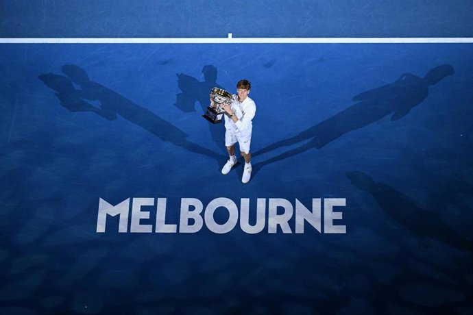 Archivo - Jannik Sinner posa con su trofeo de campeón del Abierto de Australia 2025