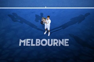 Archivo - 26 January 2025, Australia, Melbourne: Italian tennis player Jannik Sinner celebrates with the Norman Brookes Challenge Cup trophy after defeating Germany's Alexander Zverev during their Men's singles final tennis match of the Australian Open te