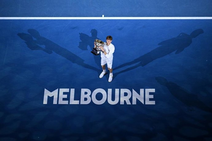 Archivo - 26 January 2025, Australia, Melbourne: Italian tennis player Jannik Sinner celebrates with the Norman Brookes Challenge Cup trophy after defeating Germany's Alexander Zverev during their Men's singles final tennis match of the Australian Open te