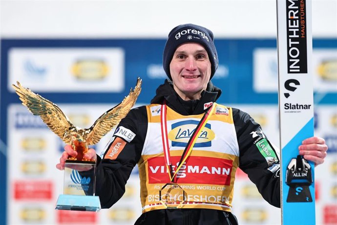 El esloveno Domen Prevc celebra su victoria en el Torneo Cuatro Trampolines 2025-2026