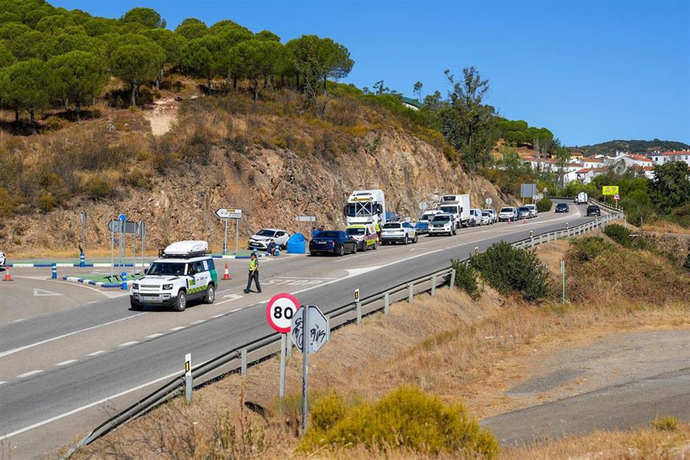 Archivo - Control de tráfico a causa del camión siniestrado. A 11 de septiembre de 2025 en Higuera de la Sierra, Huelva (Andalucía, España). (Foto de archivo).