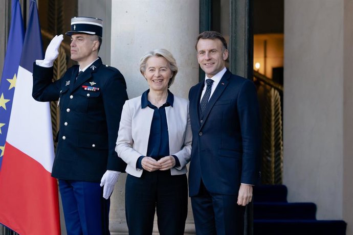6 de enero de 2026, París, Francia: El presidente de Francia, Emmanuel Macron, recibe a la presidenta de la Comisión Europea, Ursula von der Leyen, en el Palacio del Elíseo,