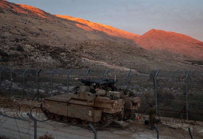 Archivo - GOLAN HEIGHTS, Dec. 11, 2024  -- Israeli troops are seen near the buffer zone fence on the eastern side of the Golan Heights, on Dec. 10, 2024.   Israeli Defense Minister Israel Katz said on Tuesday that Israel was creating a "sterile defense zo