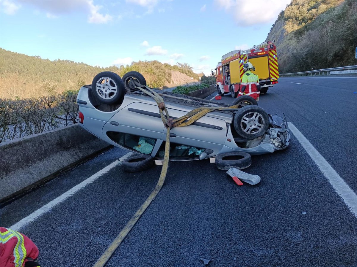 Ilesos los dos ocupantes de un coche que volcó en la A-8, a la altura de Hazas de Cesto