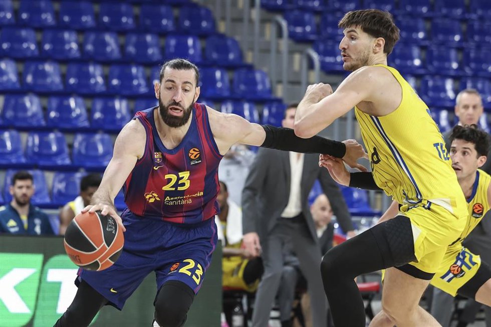 Tornike Shengelia ante Roman Sorkin en el Bara-Maccabi de la Euroliga 25-26