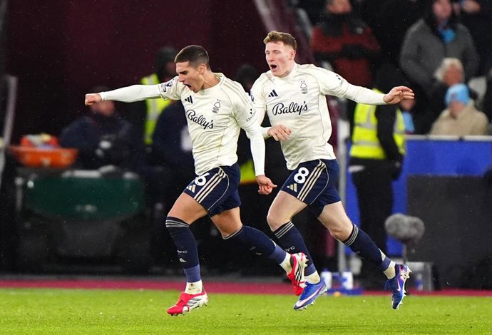 Nicolás Domínguez celebra su gol en el West Ham United-Nottingham Forest de la Premier League 25-26