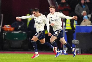 06 January 2026, United Kingdom, London: Nottingham Forest's Nicolas Dominguez (L) celebrates scoring his side's first goal with team-mate during the English Premier League soccer match between West Ham United and Nottingham Forest at the London Stadium. 