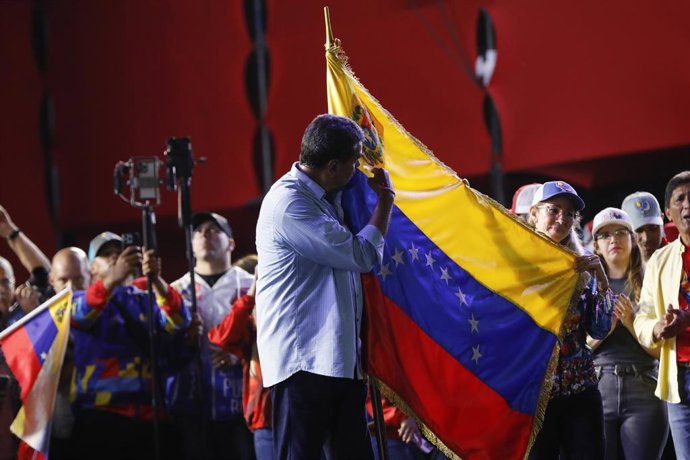 Archivo - 25 July 2024, Venezuela, Caracas: President of Venezuela Nicolas Maduro (C) holds the national flag during his final campaign rally. Maduro is seeking his third term in office in the election on July 28. Photo: Jeampier Arguinzones/dpa