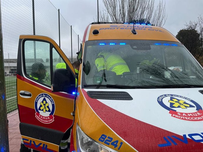 Ambulancia del Samur-Protección Civil en el campo de fútbol de La Elipa, en el distrito de Moratalaz.