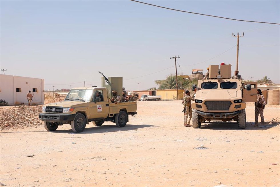 Las fuerzas respaldadas por Arabia Saudí custodian el aeropuerto de Riyan tras la retirada de los combatientes del Consejo de Transición del Sur en Mukalla, capital de la provincia de Hadramut, Yemen