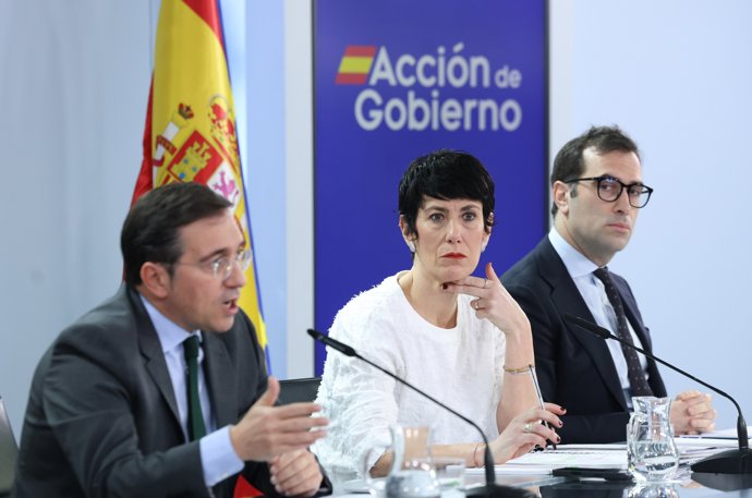 La ministra de Seguridad Social, Inclusión y Migraciones y portavoz del Gobierno, Elma Saiz (c), junto al ministro de Economía, Comercio y Empresa, Carlos Cuerpo (d) y el ministro de Asuntos Exteriores, Unión Europea y Cooperación, José Manuel Albares 