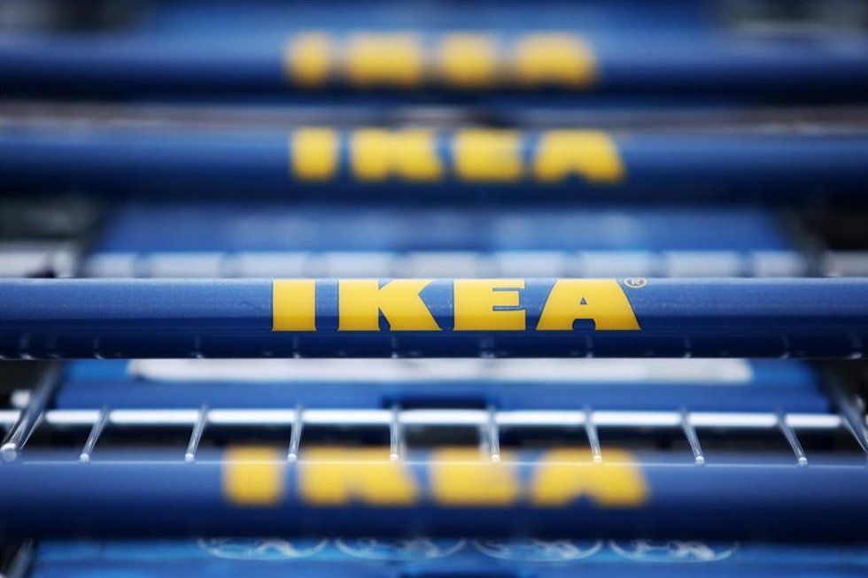 Archivo - FILED - 13 October 2015, Hofheim-Wallau: Shopping trolleys can be seen in front of an Ikea store. Furniture retail giant IKEA will "temporarily close" about half of its stores in mainland China due to the novel coronavirus outbreak. Photo: Fre