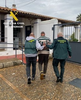 Agentes de la Guardia Civil acompañan a una persona a dependencias oficiales tras su arresto.