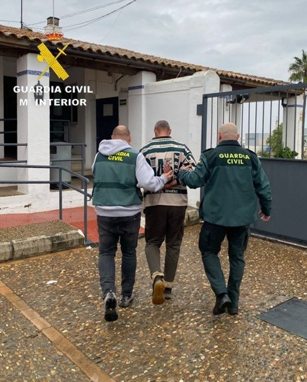 Agentes de la Guardia Civil acompañan a una persona a dependencias oficiales tras su arresto.