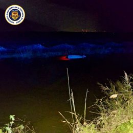 Vehículo hundido en un canal de agua en Sanlúcar