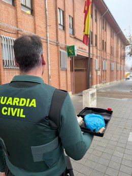 Imagen facilitada por la Guardia Civil sobre la detención de un hombre por la sustracción de gasoil en tres vehículos en Tordesillas