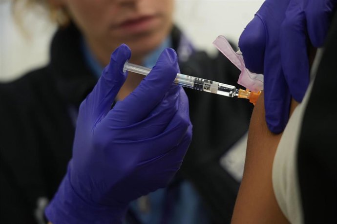 Archivo - Una persona se vacuna, en un centro de refuerzo de vacunación frente a la gripe, a 24 de octubre de 2025, en Bilbao