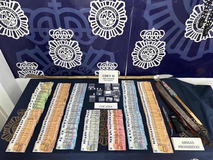 Efectos intevenidos tras desmantelar en Fuengirola tres puntos de venta de droga en viviendas.