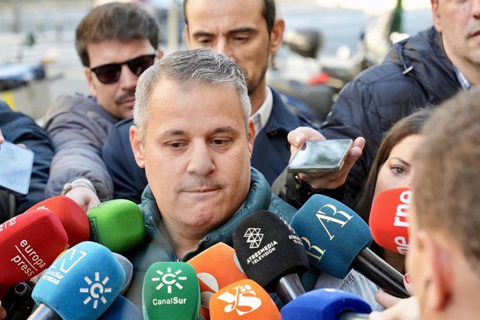 Archivo - El tío de Sandra Peña y portavoz de la familia, Isaac Villar, atiende  a los medios de comunicación a su llegada a la Fiscalía de Menores, en una foto de archivo.