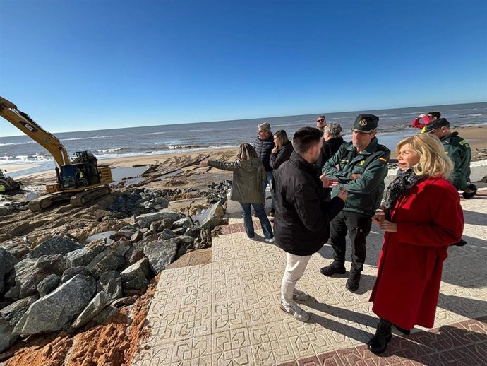 La subdelegada del Gobierno en Huelva, María José Rico, en su visita este martes a la zona afectada de Matalascañas.