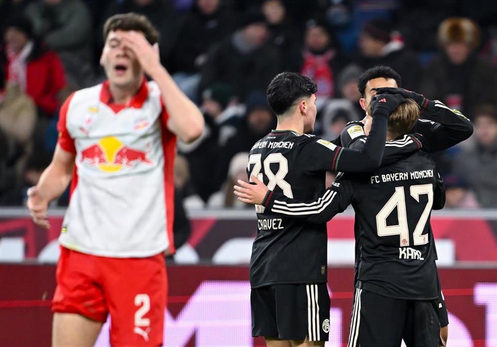 Lennart Karl (47) celebra un gol en el amistoso entre el Bayern y el RB Salzburgo