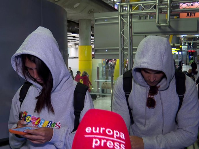 Sofía Suescun y Kiko Jiménez a su llegada al aeropuerto de Madrid tras sus vacaciones en Maldivas