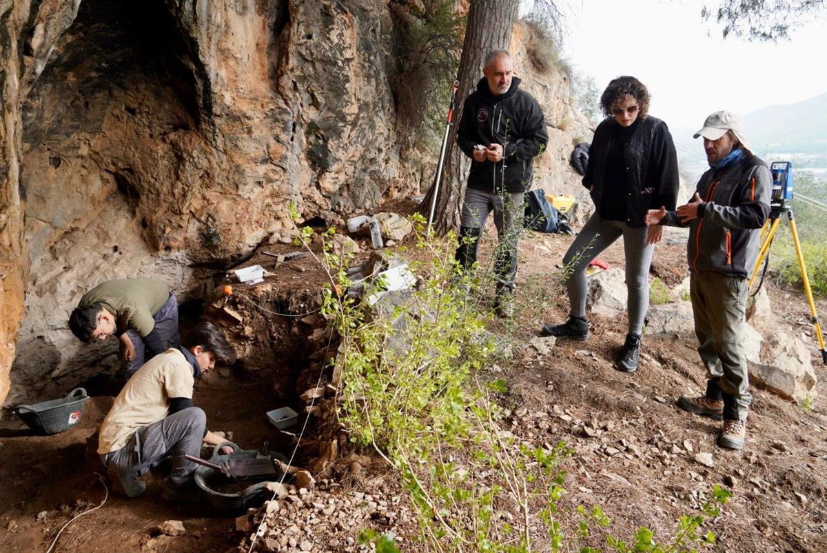 El Abrigo de La Capilla revela vestigios de hace 30.000 años de los primeros pobladores de Santomera
