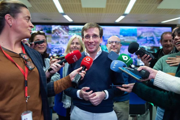 O prefeito de Madri, José Luis Martínez-Almeida, deseja um Feliz Natal aos funcionários do Centro Integral de Segurança e Emergências (CISEM), em 24 de dezembro de 2025, em Madri (Espanha). Almeida, acompanhado pela vice-prefeita e delegada de Segur