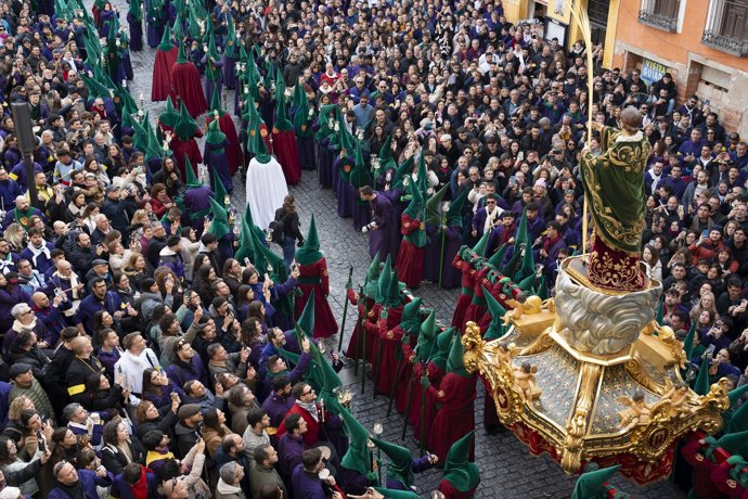 Decenas de personas durante la procesión del Calvario el Viernes Santo en Cuenca