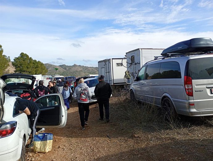 Varias personas en una rave, en el entorno del embalse de El Cenajo, a 1 de enero de 2026, en Albacete, Castilla-La Mancha (España). 