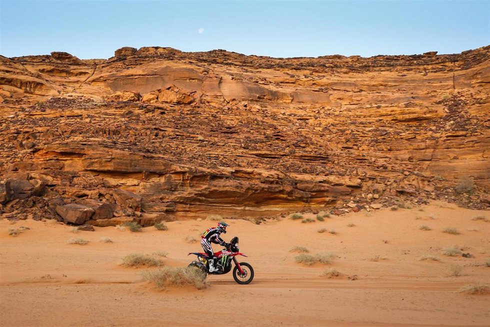 El piloto español Tosha Schareina (Honda), en la etapa 3 del Rally Dakar 2026.