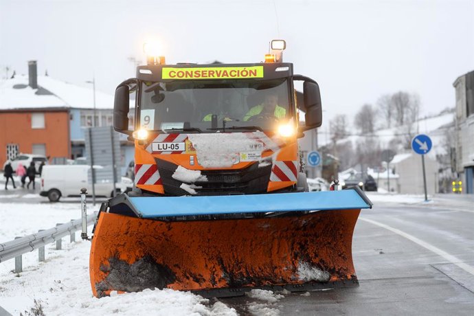 Quitanieves trabajando, a 6 de enero de 2026, en Pedrafita do Cebreiro, Lugo, Galicia (España). El Centro Integrado de Respuesta a Emergencias ha registrado este martes 26 incidencias relacionadas con la nieve o con el hielo, aunque sin heridos. En concre