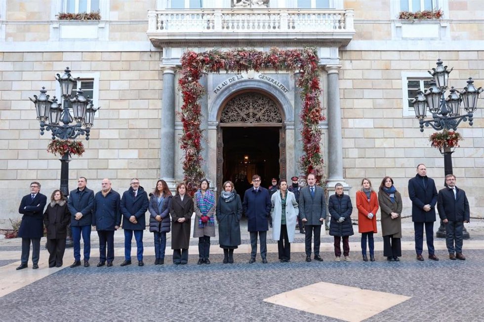 El presidente de la Generalitat, Salvador Illa, encabeza un minuto de silencio por un matricidio en el Vendrell (Tarragona)