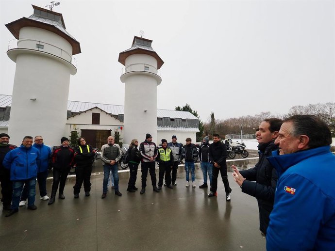 El presidente de la Diputación de Valladolid, Conrado Íscar, en la bienvenida a los participantes en 'Sprint Pingüinos'.