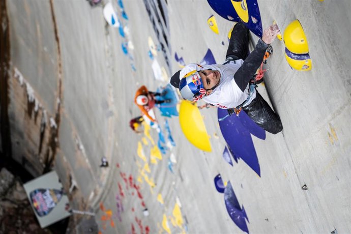 El escalador español Alberto Ginés López escalando.