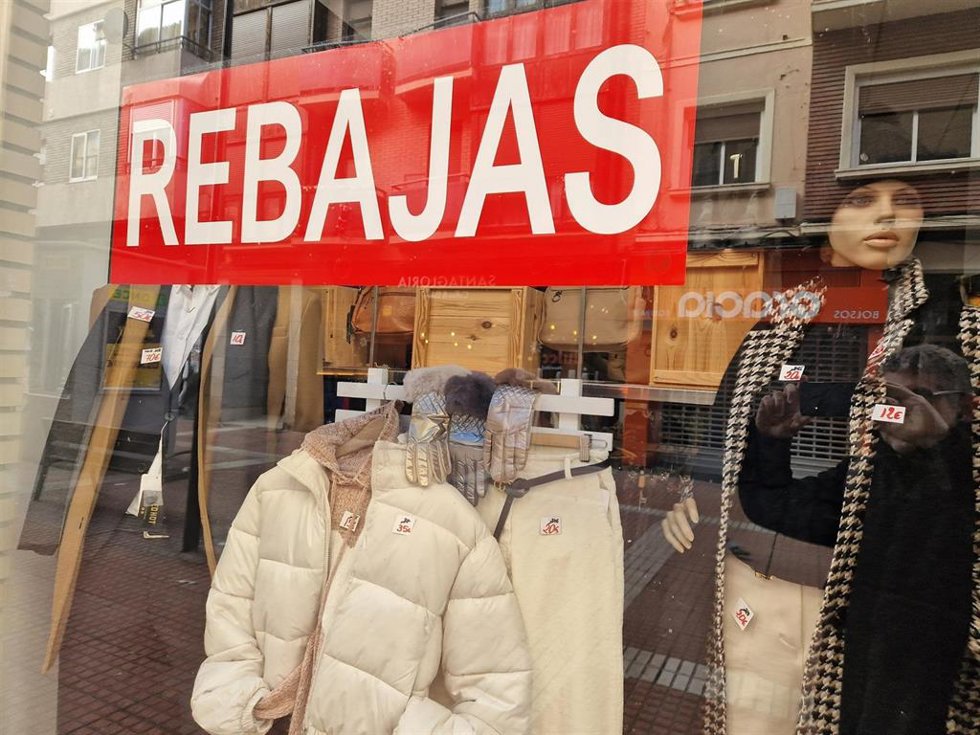 Archivo - Inspección de Consumo visita más de 800 comercios de Aragón en las rebajas, con un 93% de cumplimiento en los precios.