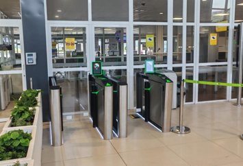 Archivo - Lectores de tarjeta de embarque en el aeropuerto de San Sebastián