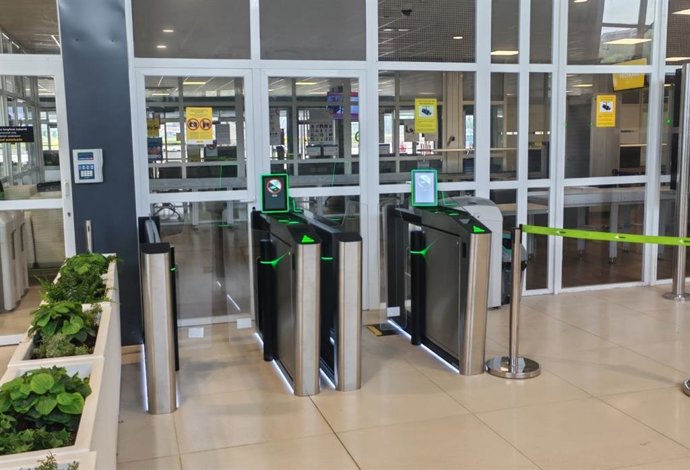 Archivo - Lectores de tarjeta de embarque en el aeropuerto de San Sebastián