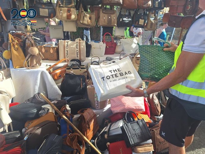 Sucesos.- Detenidas diez personas que comercializaban con productos falsificados en un mercadillo de Arona (Tenerife)